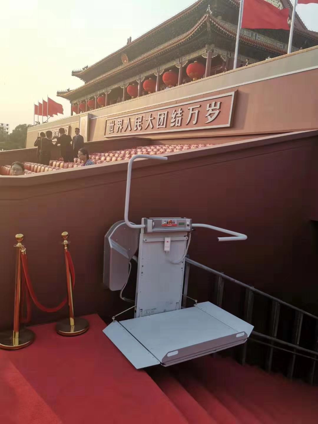 4全国人大代表吕世明：让无障碍环境不再“障碍重重”——呼吁打造全方位的人文无障碍生活圈，让无障碍走向“无障爱”-斜挂式升降平台,轮椅升降平台,无障碍升降平台
